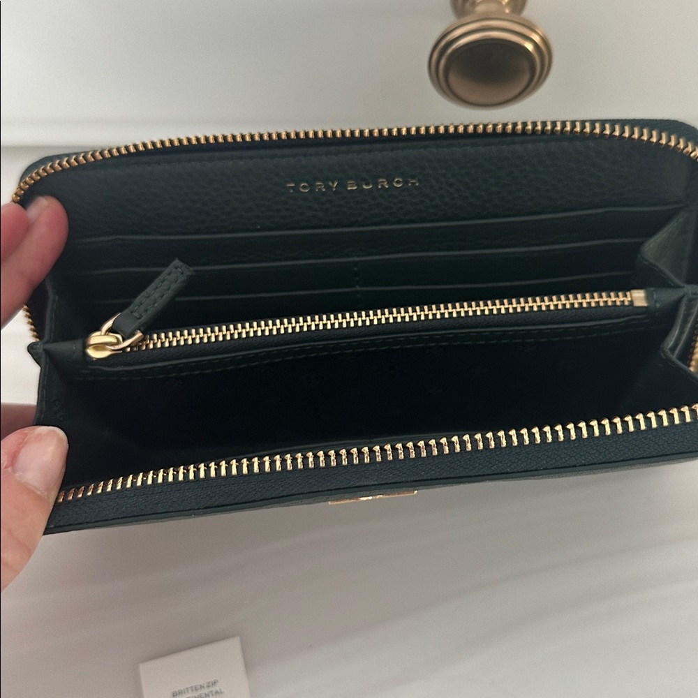 Tory Burch Green Wallet with gold emblem - Picture 3 of 6